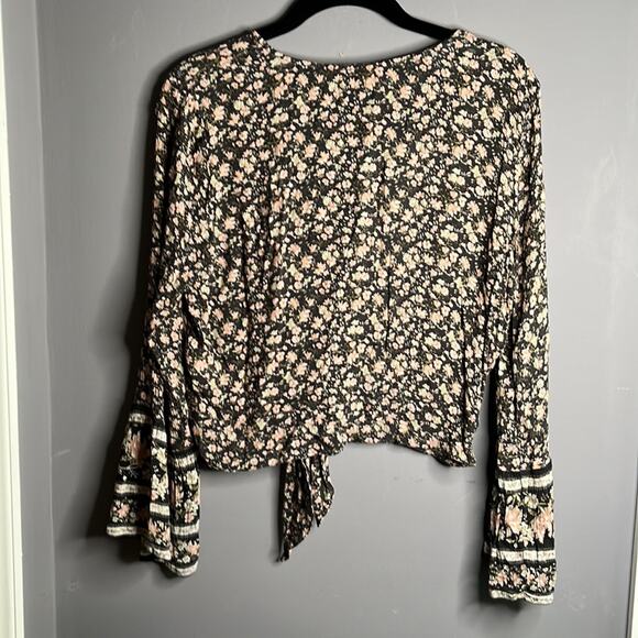 American Eagle Black and Pink Floral Tie Front Top with Bell Sleeves Sz Medium - Picture 6 of 8